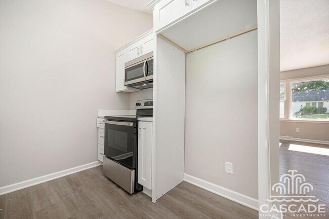 Building Photo - 806 SW Lea Dr