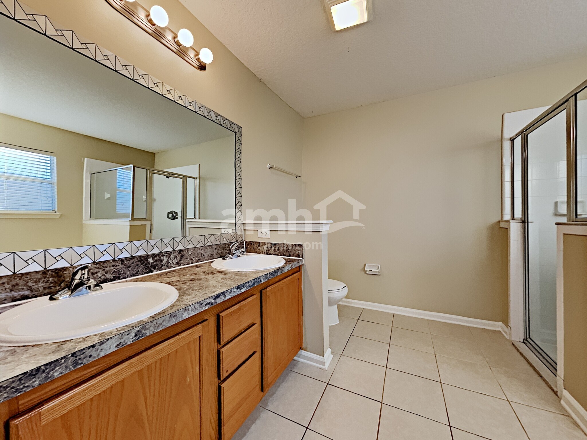 Building Photo - 3266 Woodglen Dr