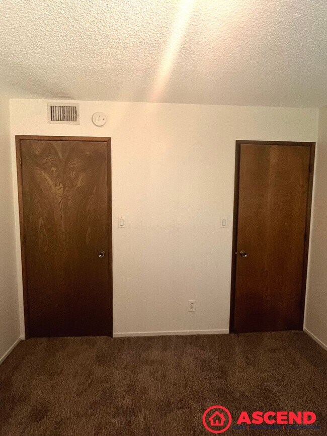 Building Photo - Stunning 3BD/2.5BA Condo in Bakersfield's 93309 — HOA Community & Move-In Ready!