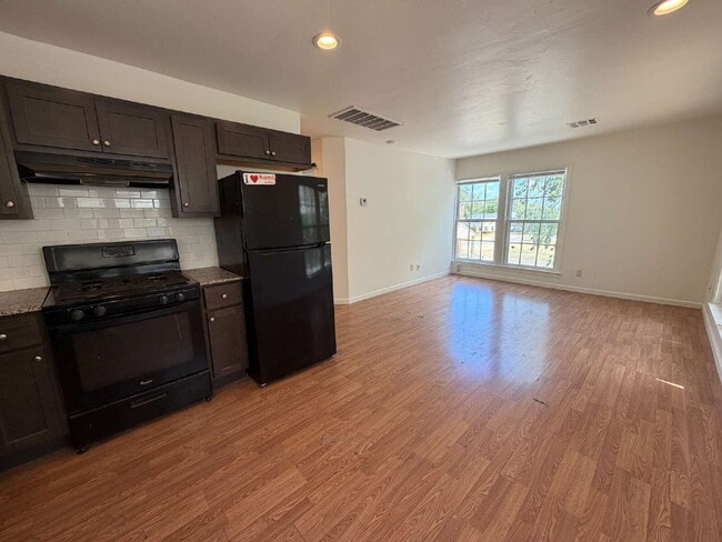 Building Photo - Townhome in Gatewood