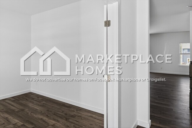 Building Photo - 3220 Highline Dr