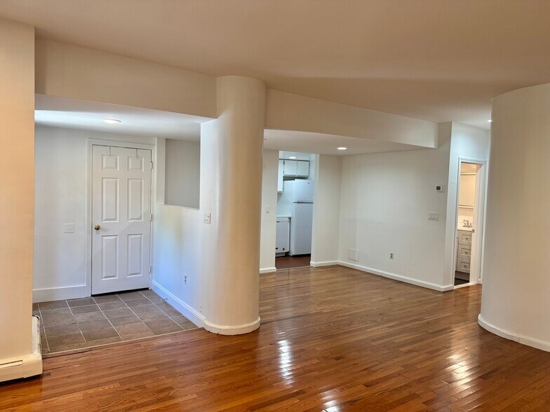 Building Photo - 390 Riverway