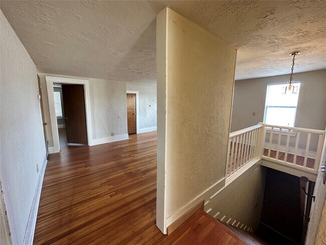 Building Photo - 731 Deans Row Ave