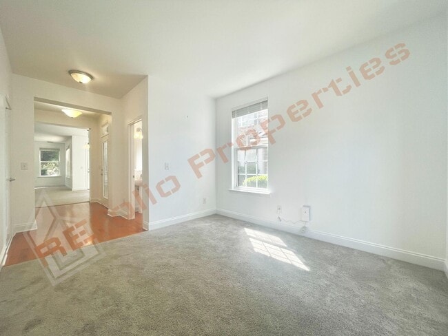 Building Photo - Beautiful 2 Story 3 Bedroom 2.5 Bath Townh...
