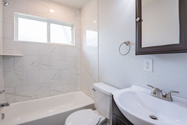 Building Photo - GORGEOUS 3 BEDROOM HOME LOCATED IN FORT WORTH, TEXAS!