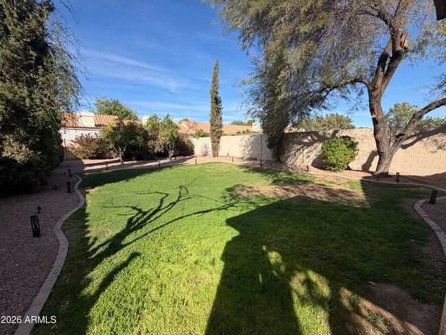 Building Photo - 998 E Mission Dr