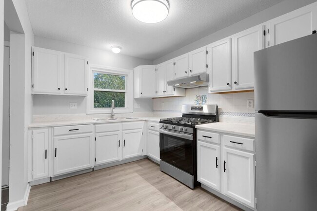 Kitchen - 670 Middletown Ave