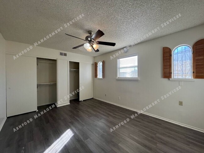Building Photo - 3 BEDROOM 2 BATHROOM IN PHOENIX WITH TONS ...