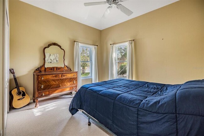 Building Photo - 2122 Oak Forest Ln