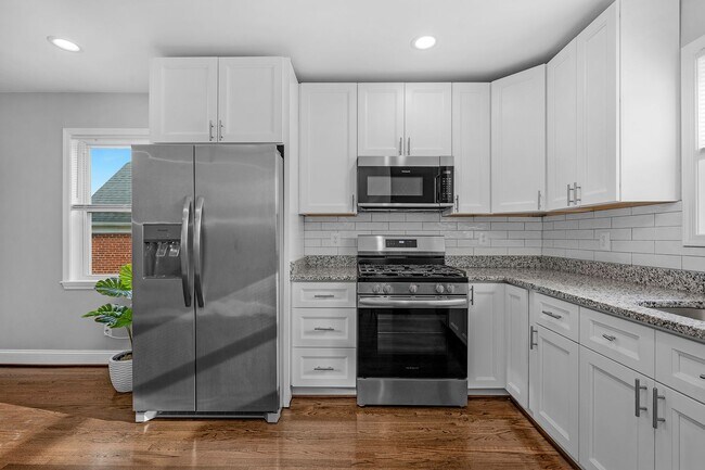 Building Photo - 4923 Lasalle Ave