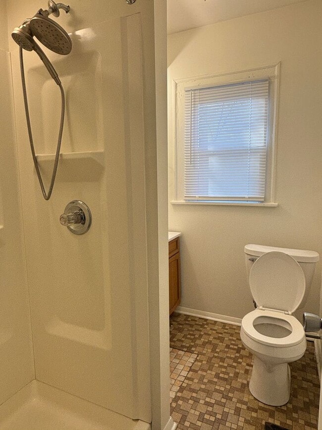 Building Photo - Large 2 Bed 1 Bath With Fenced in Yard & Deck!