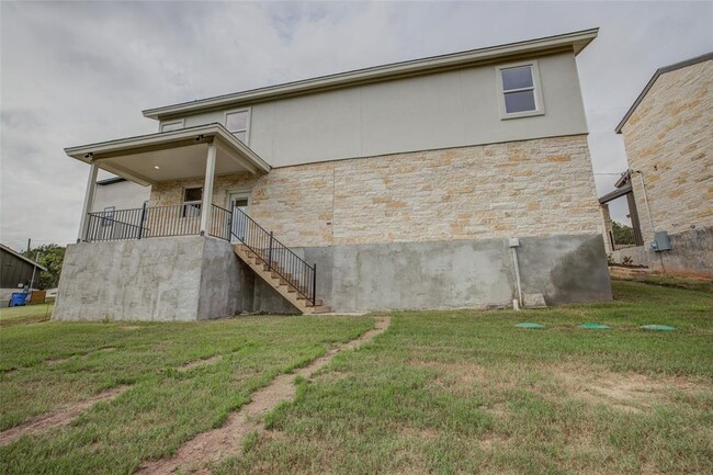 Building Photo - 18414 Roundrock Rd