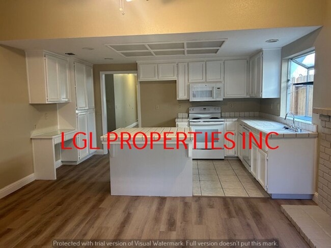 Building Photo - Very Nice Roseville 3 Bedroom 2 Bath Home
