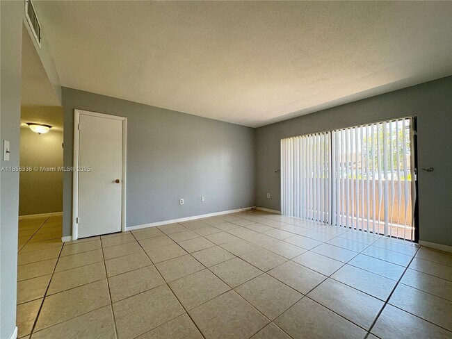 Building Photo - 10431 N Kendall Dr