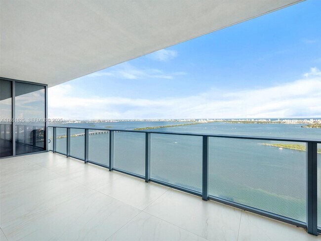 Building Photo - 700 NE 24th St