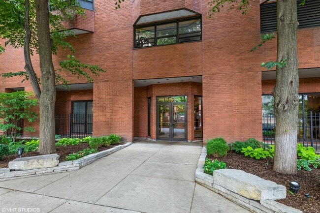 Building Photo - 899 S Plymouth Ct