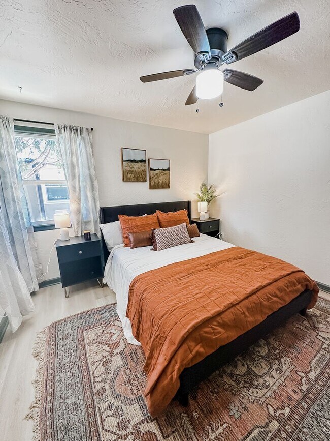 Building Photo - Newly remodeled three bedroom apartment