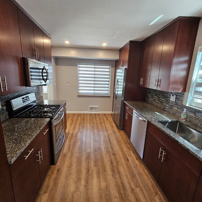 Building Photo - Updated 3 Bedroom w/ Granite, updated cabinets + Stainless Appliances in Kitchen – 1.5 Bath, Semi...