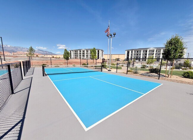 Building Photo - 2 Bed Lone Rock Condo!