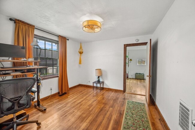 Building Photo - Charming North Nashville Cottage