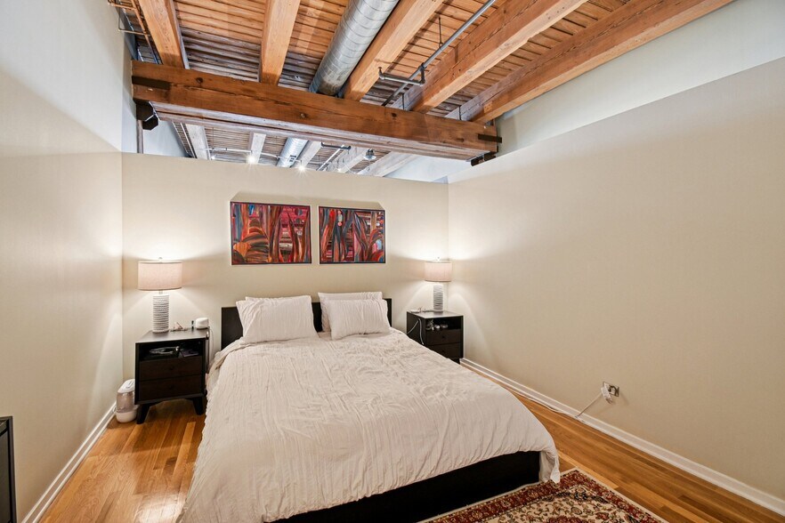 Building Photo - 333 S Desplaines St