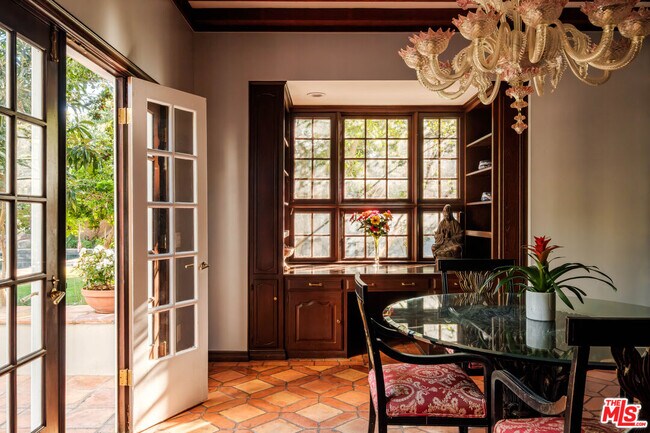 Building Photo - 1004 N Beverly Dr