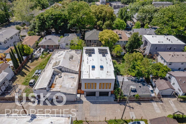 Building Photo - "Chic Urban Living: Spacious 2-Bed, 2-Bath...