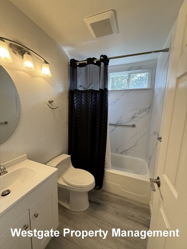 Building Photo - 574 Lorraine Ct N