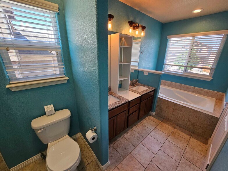 Building Photo - 7431 Araia Dr