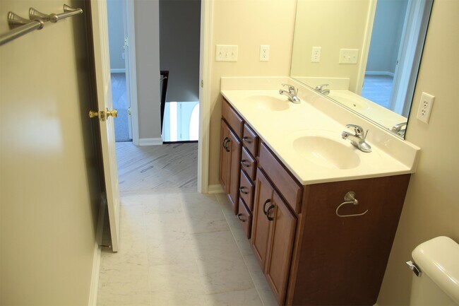 Building Photo - 107 Enchanted Way