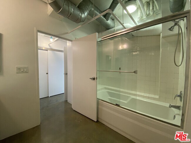 Building Photo - 1130 Flower St