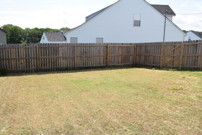 Building Photo - Wonderful 3 Bedroom 2 1/2 Bath Townhouse Now Available!