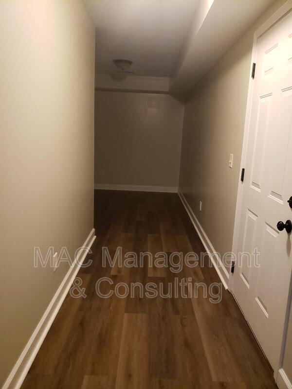 Building Photo - 1028 Nottingham Dr