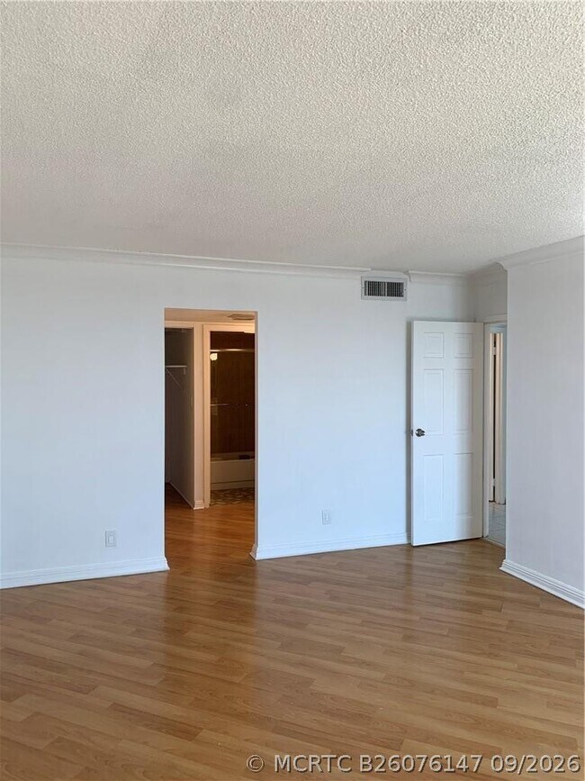 Building Photo - 100 Bayview Dr