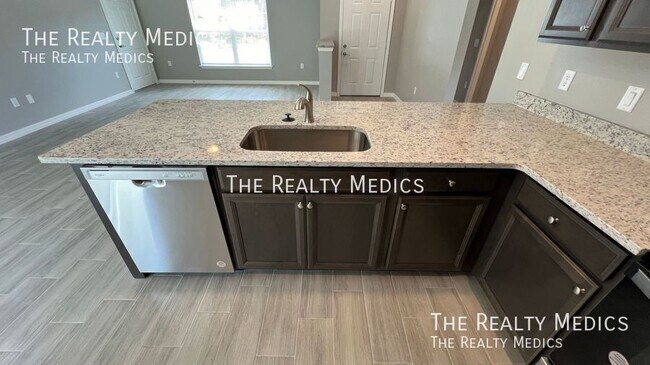 Building Photo - 850 Peyton Ave