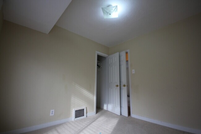 Building Photo - 3 Bedroom Duplex with Lovely Backyard(Upstairs)