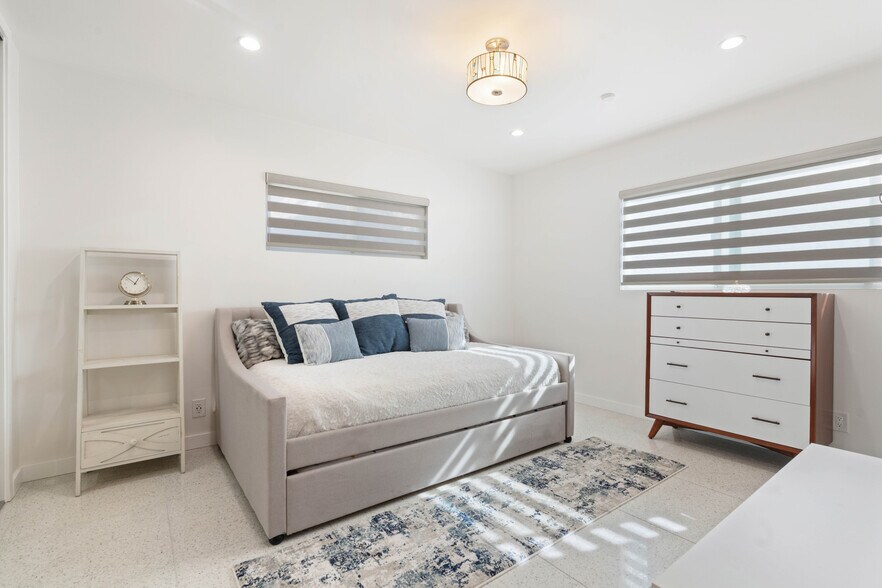 Building Photo - 10405 Ditson St