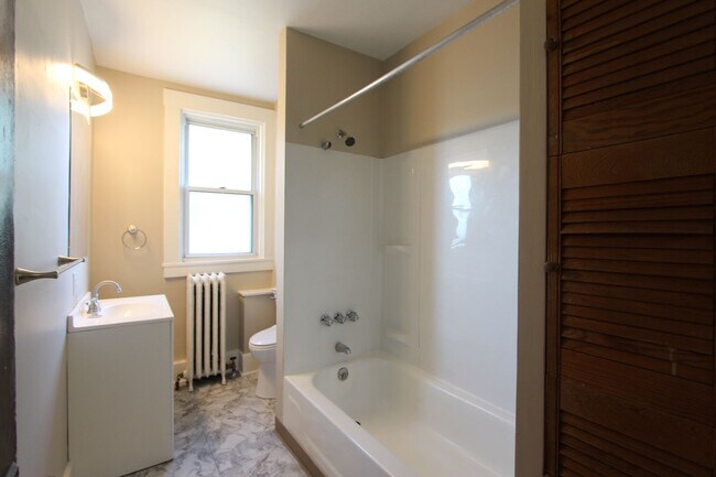 Building Photo - 1039 Mirror St