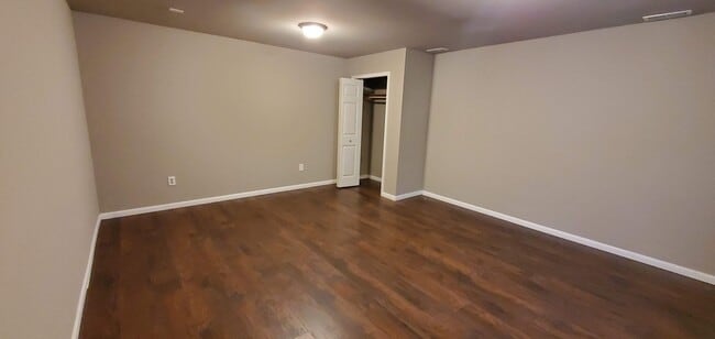 Building Photo - Large Floor Plan