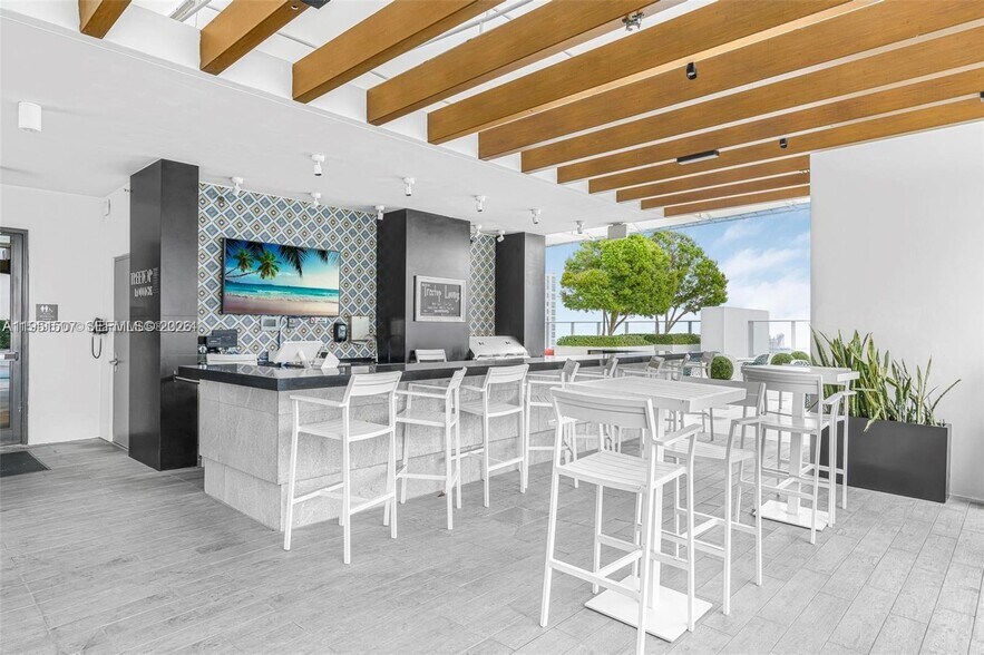 Building Photo - 1010 Brickell Ave