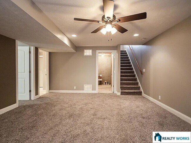 Building Photo - Spacious 4 Bed, 3 Bath Townhome with finished Basement