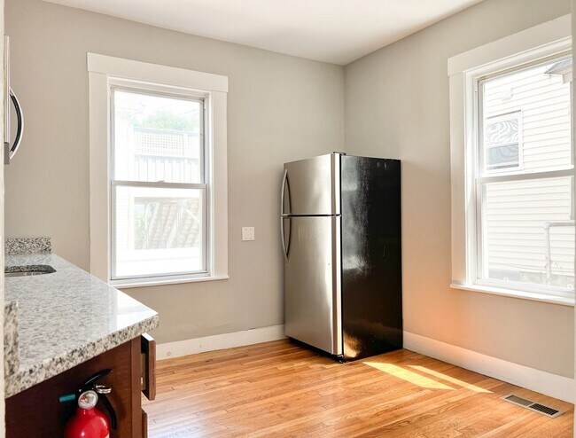 Building Photo - 642 Moody St