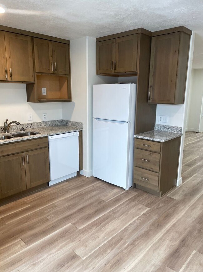 Building Photo - 3 bedroom, 1 bath unit. Newly Remodeled.