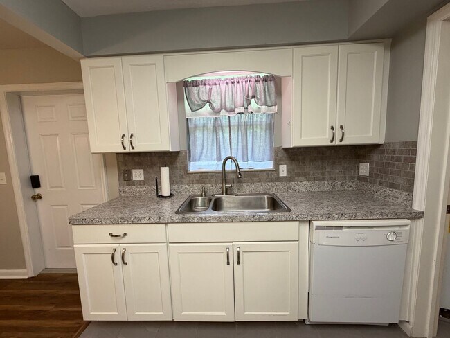 Building Photo - Newly renovated, new painted on large lot - mowing included in rent!
