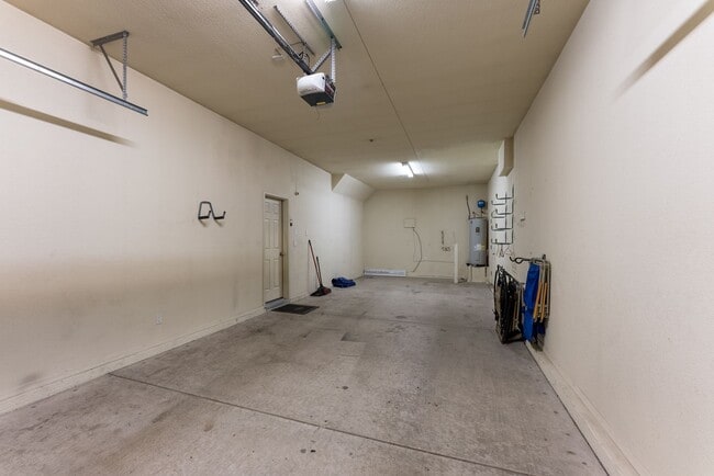 Building Photo - Gated Community 2 Bed/2 Bath Condo Furnished Long term Boat deep garage