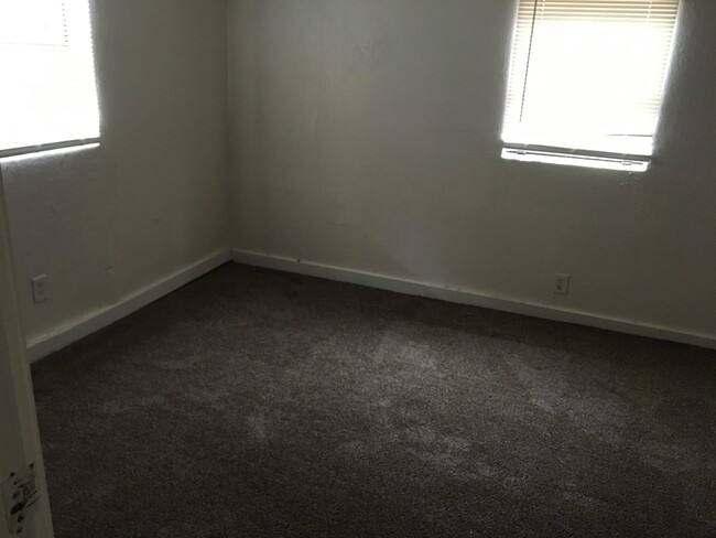 Building Photo - 813 Woodlawn Dr