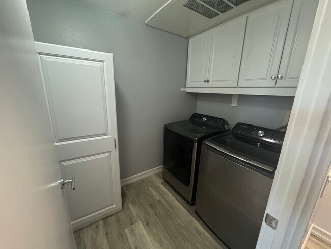 Building Photo - 810 E Palm Canyon Dr