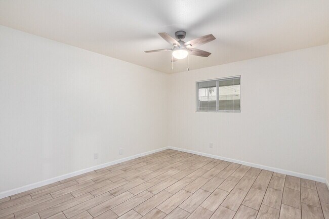 Building Photo - 2 Bed / 1 Bath in Phoenix — 900 Sq Ft with Covered Parking & Private Storage