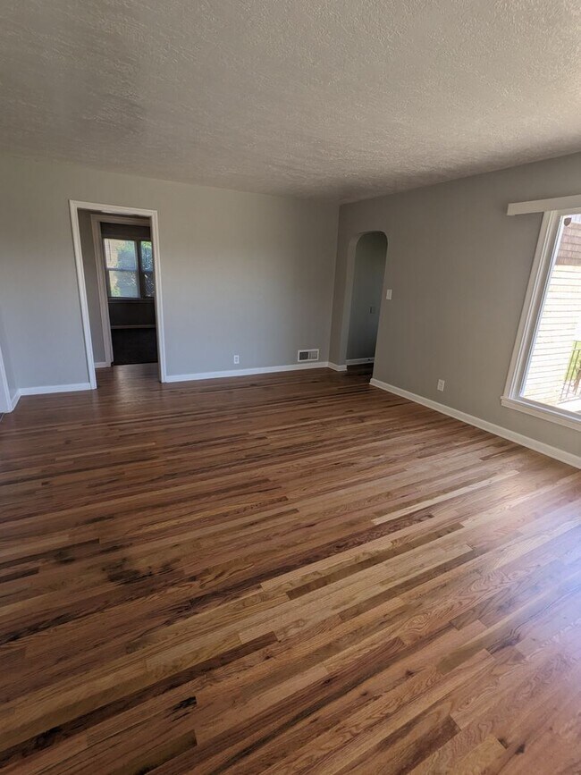 Building Photo - August Rent Free! 5 Bed 2 Bath Single Fami...