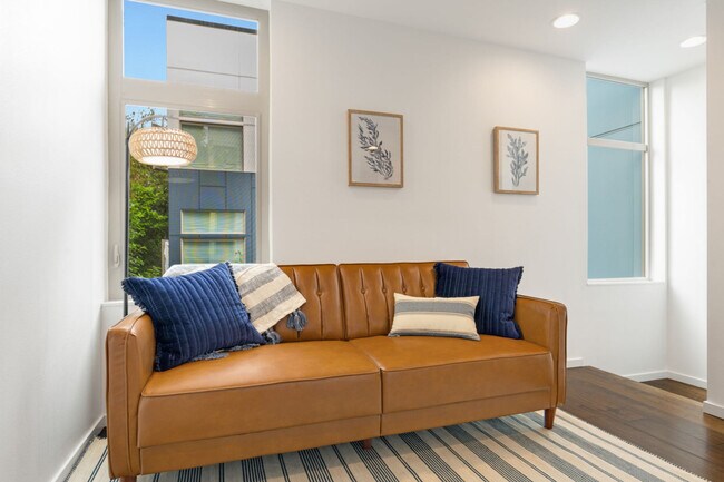 Building Photo - 913 10th Ave E